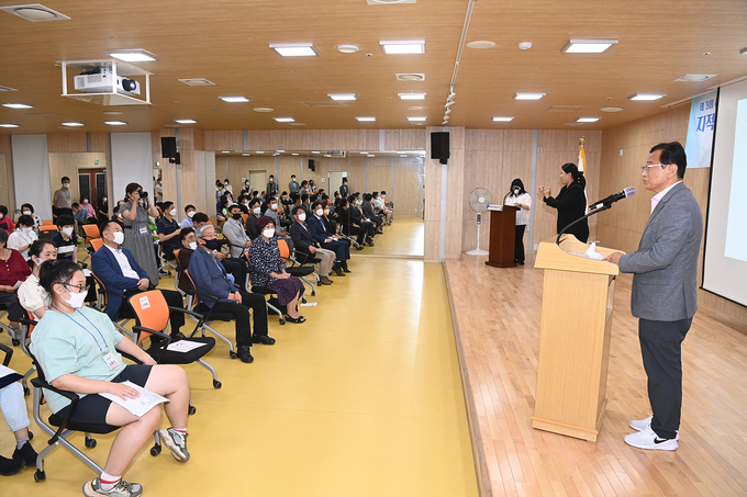 이현재 시장이 장애인과 사회복지사 처우 개선에 각별한 노력을 기울이겠다고 말하고 있다.(사진=하남시 제공)