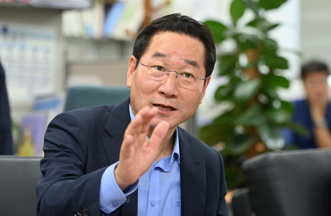 11일 오전 인천시청 기자실에서 간담회를 연 유정복 시장이 기자들 질문에 답하고 있다. ( 사진 = 인천시 제공 )