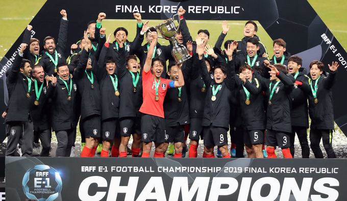 대한축구협회가 2022 동아시아축구연맹 E-1 챔피언십에 나설 대표팀 명단을 발표했다. 사진은 지난 2019년 12월 18일 부산아시아드주경기장에서 열린 2019 동아시안컵 결승전에서 일본에 승리하며 우승을 차지한 한국대표팀 선수들이 시상대에서 우승컵을 들고 환호하고 있는 모습. (사진=대한축구협회 제공)