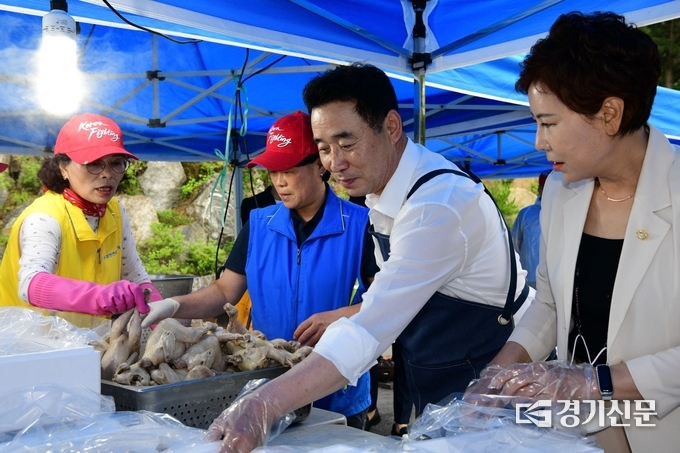 백영현 포천시장이 어르신들에게 나눔할 삼계탕 포장에 한 손 거들었다. (사진=포천시 제공)