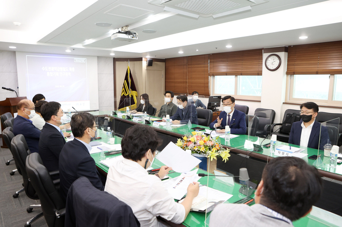 어명소(윗줄 오른쪽에서 두 번째) 국토교통부 2차관이 지난달 29일 국가철도공단 수도권본부 회의실에서 GTX 확충 기획연구 착수보고회를 주재하고 있다. (사진=국토교통부 제공)