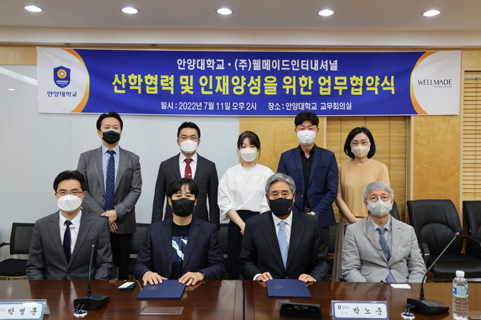 박노준 안양대총장(앞줄 오른쪽 두번째)과 박병훈 웰메이드인터내셔널 대표(세번째)가 협약을 마치고 관계자들과 기념촬영을 하고 있다.(사진=안양대 제공)