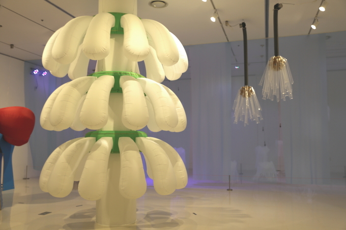 STUDIO 1750 '칼라미테스', 방수천, 송풍기, 타이머, 가변셜치, 2022. (사진=화성시문화재단 제공)
