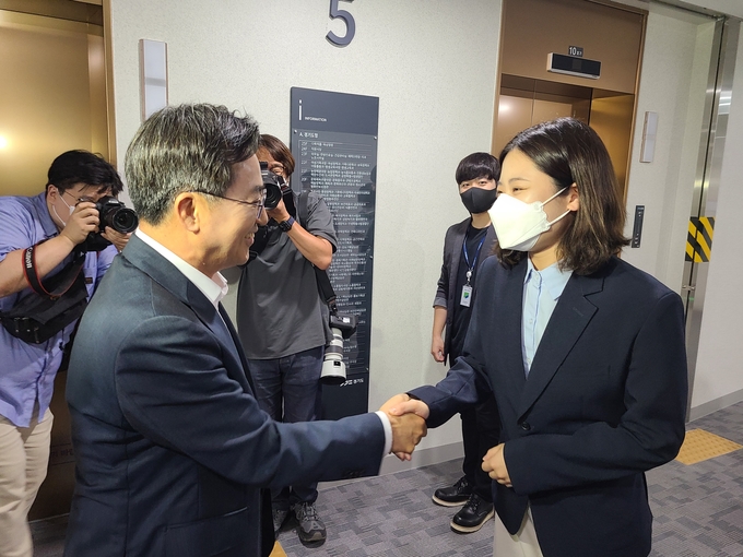 박지현 전 더불어민주당 공동비상대책위원장이 11일 경기도청 도지사 집무실에서 김동연 경기도지사와 만나 비공개 환담을 나눴다. (사진=김기웅 기자)