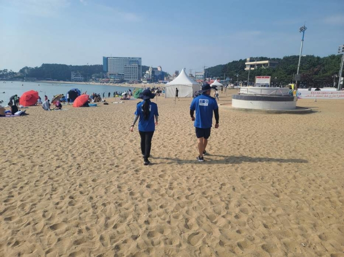 인천경찰이 해수욕장 순찰을 하고 있다. ( 사진 = 인천경찰청 제공 )