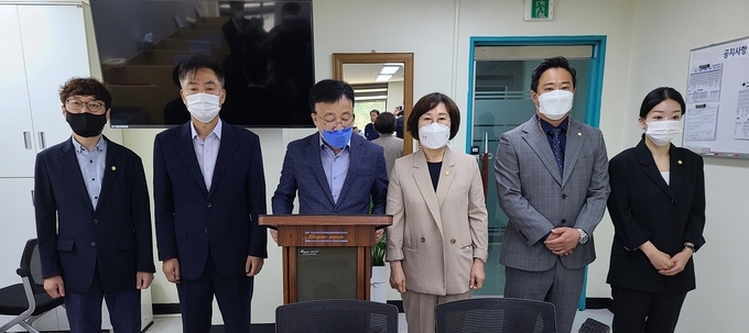 군포시의호 민주당 의원들이 브리핑룸에서 성명문을 읽고 있다.(사진 = 장순철기자)