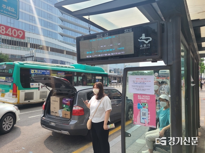 수원과 서울을 오가는 광역버스를 운행하는 경진여객 노조가 전면 파업에 돌입한 11일 오전 수원역 인근 버스정류장에 파업을 알리는 안내문이 붙어 있다. (사진=정창규 기자)