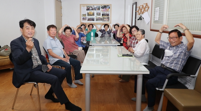 하은호 군포시장이 군포1동 주민들과 차담회를 하고 있다. (사진= 군포시 제공)