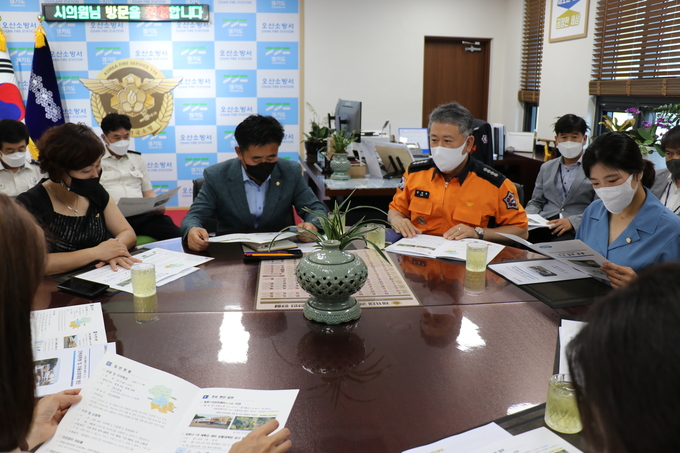 오산소방서, 오산시의원 방문 및 소방정책 토의 장면(사진=오산소방서 제공)