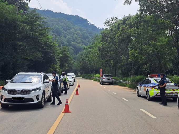  경기북부경찰청이 무등록차량 및 상습교통법규 위반 차량을 검거하고 있다. (사진=경기북부경찰청 제공)