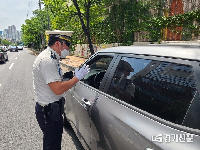 12일 경기남부경찰청 소속 교통경찰이 횡단보도 우회전 일시정지를 위반한 운전자에게 개정된 도로교통법을 설명하며 계도하고 있다. (사진=임석규 기자)