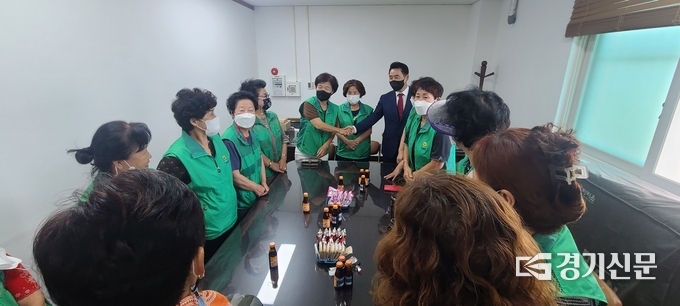 백영현 포천시장이 새마을회관에 입장하면서 14개 읍면동 부녀회장 모두와 악수를 나누고 있다. (사진=문석완 기자)