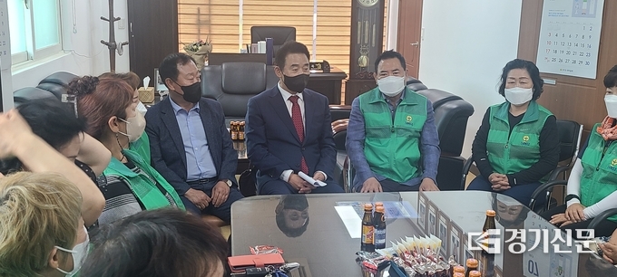 백영현 포천시장이 부녀회장들 앞에서 "새마을회를 위한 조례를 만들겠다"고 약속했다. (사진=문석완 기자)
