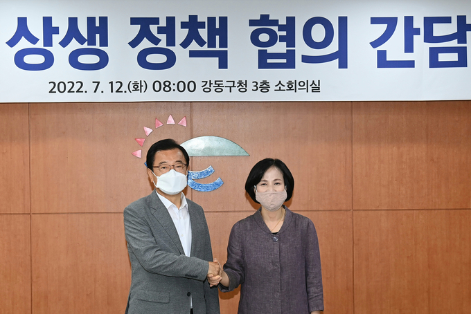 이현재하남시장과 이수희 강동구청장이 하남시, 9호선 내년 조기착공 위해 공동대처하기로 하고 ‘하남시-강동구 상생 정책협의를 갖고 기념하고 있다.(사진=하남시 제공)