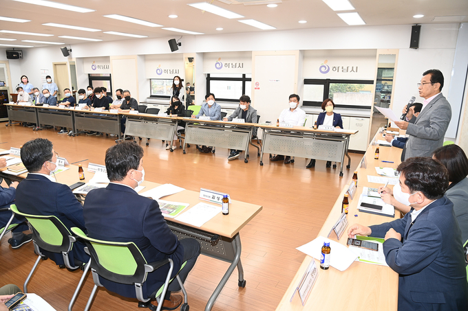 이현재 하남시장이 ‘황산숲 산책로 조성사업과 관련 ’ 주민들의 의견 수렴하는 자리에서 시민에게 사랑받는 황산숲 산책로 조성을 약속하고 있다.(사진=하남시 제공)