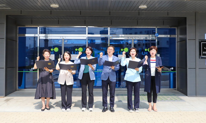 과천시의회(의장 김진웅)가 12일 LH과천의왕사업본부에서 성명서를 발표해 지식정보타운 종교용지의 특정 종교단체와의 입찰 및 계약철회를 촉구했다.(사진=과천시의회 제공)