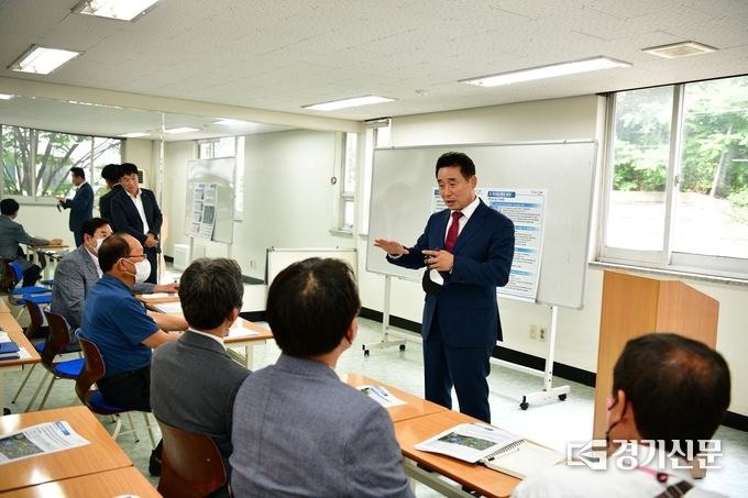 백영현 포천시장이 설명회에서 주민들과 대화를 하고 있다. (사진=포천시 제공)