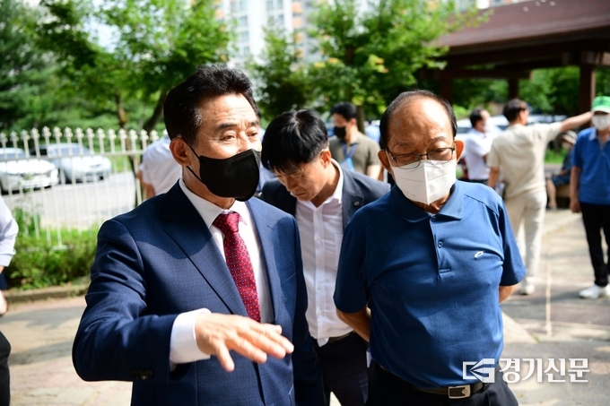 백영현 포천시장이 주민대표와 의견을 나누고 있다. (사진=포천시 제공)