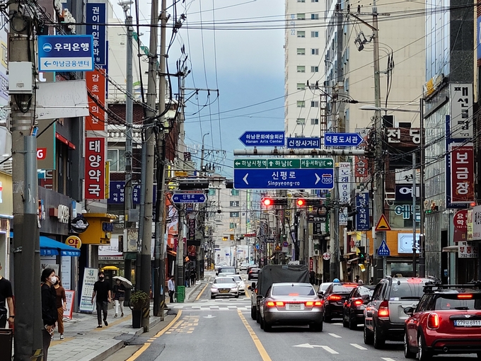 하남시가 시내를 관통하는 전신주와 통신주를 지중화해 열악한 주거환경과 도시미관등을 개선할 예정이다.(사진=하남시 제공)