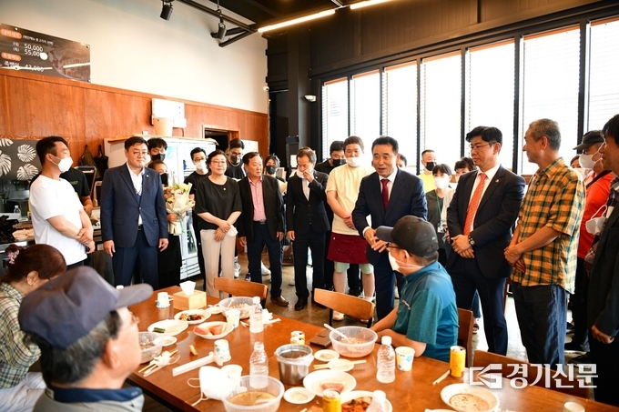 백영현 포천시장이 어르신들께 인사하고 있다. (사진=포천시 제공)