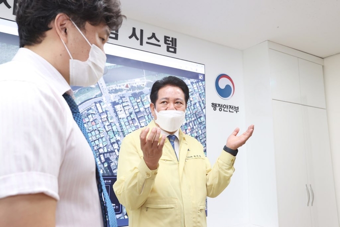 최대호 시장이 12일 상황실을 방문해 관계공무원에게 시스템 관리에 만전을 당부하고 있다.(사진=안양시 제공)