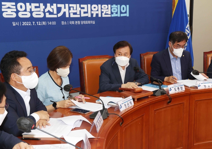 12일 서울 국회에서 열린 더불어민주당 중앙당선거관리위원회 2차 회의에서 도종환 위원장이 회의를 주재하고 있다. (사진=연합뉴스 제공)