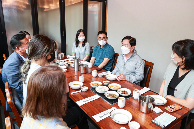주광덕 남양주시장이 12일 남양주풍양보건소를 방문해 코로나19 방역 최일선에서 근무 중인 직원들을 격려하고, 코로나19 재유행 대응 체계를 점검했다.(사진=남양주시 제공)