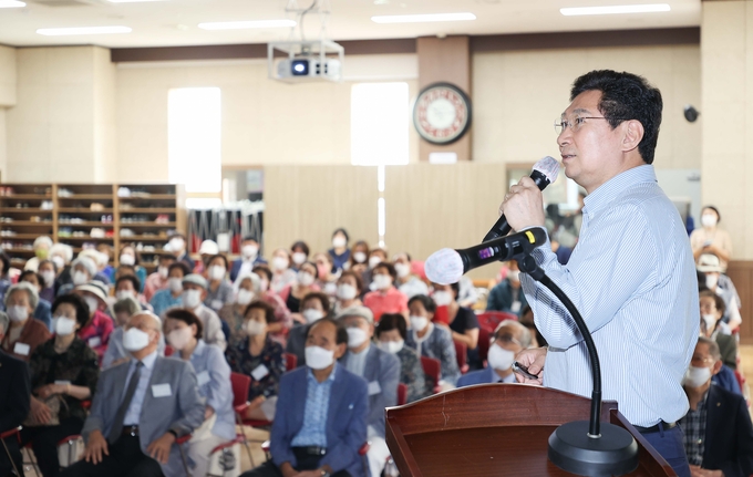 이상일 용인특례시장은 12일 기흥노인복지관 대강당에서 기흥노인대학 어르신 학생들을 대상으로 미술과 관련한 특강을 했다.(사진=용인시 제공)