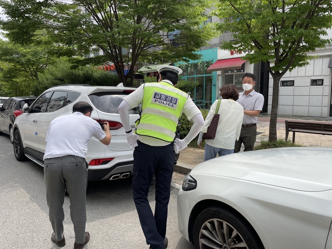 남양주시는 별내동 일대 상가 밀집 지역과 공영주차장을 중심으로 불법 자동차 합동단속을 실시해 15대를 적발했다(사진=남양주시 제공)