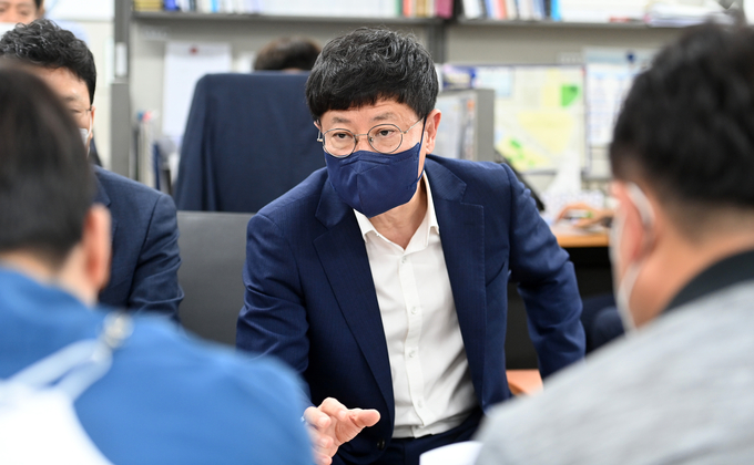 12일 오후 인천시청 기자실에서 성용원 인천경제청 차장이 기자들 질문에 답하고 있다. ( 사진 = 인천시 제공 )