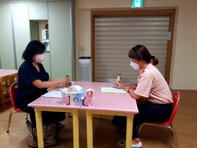 유아 관련 전문가가 학부모를 대상으로 상담을 진행하고 있다. (사진=성남교육지원청 제공)