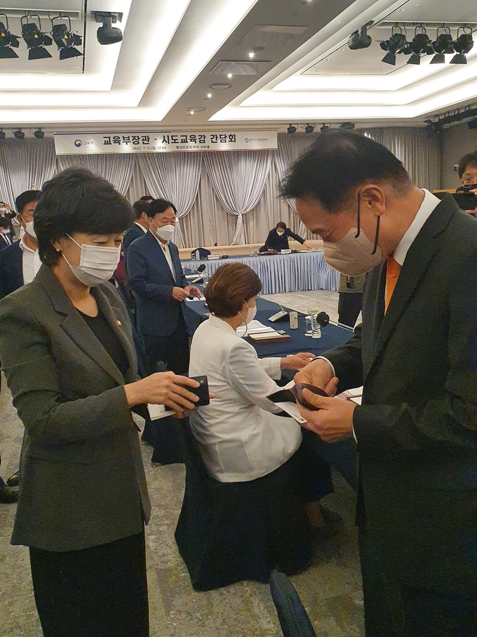 임태희 교육감은 지난 11일 충남 부여에서 열린 교육부장관·시도교육감 간담회에서 박순애 사회부총리 겸 교육부장관을 만났다. (사진=경기도교육청 제공)