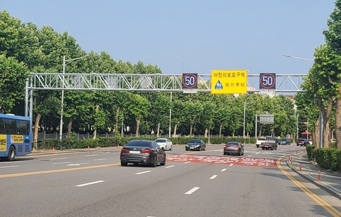 송도 방면 간선도로에서 시범운영되고 있는 가변형 속도제한 시스템. ( 사진 = 인천경찰청 제공 )