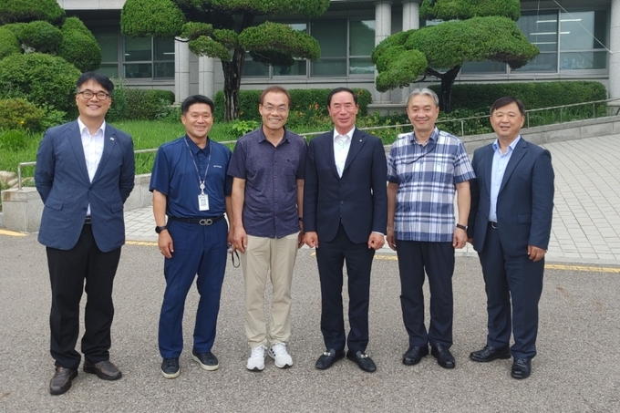 경기도교육청과 경기도체육회가 ‘학교체육 활성화와 학교운동부 지원’에 대해 12일 협의회를 진행했다. 성정현 경기도교육청 학생건강과장(사진 왼쪽부터 세번째)과 이원성 경기도체육회장(사진 왼쪽부터 네 번째)을 비롯한 임직원들이 함께 기념촬영을 하고 있다. (사진=경기도교육청 제공)