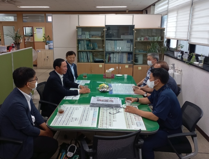 경기도교육청과 경기도체육회가 ‘학교체육 활성화와 학교운동부 지원’에 대해 12일 협의회를 진행했다. 협의회는 학생선수 육성 활성화 정책과 긴급한 학교체육 현안을 해결하고자 마련됐다. (사진=경기도교육청 제공)