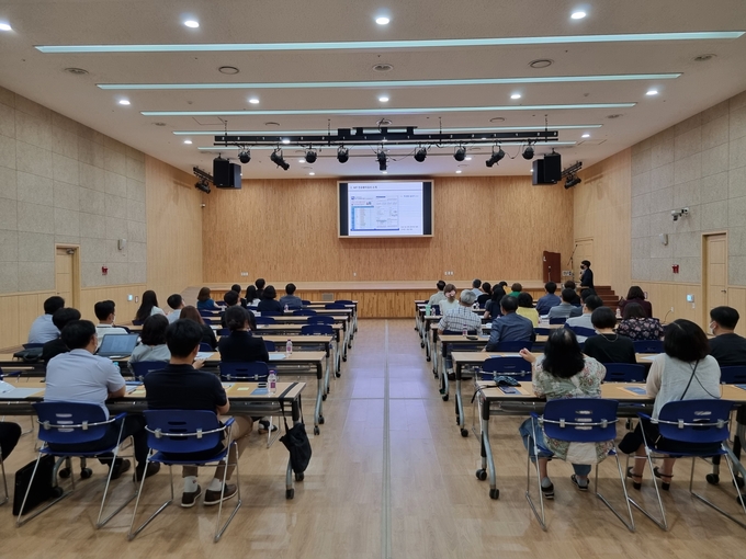 파주교육지원청이 고등학생 대상 전공흥미검사 실시 결과에 대한 설명을 하고있다.(사진=파주교육지원청 제공)