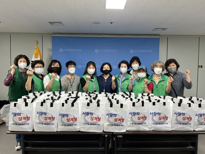 동구동 새마을부녀회가 취약계층 독거어르신들에게 삼계탕을 전달했다.(사진=구리시 제공)