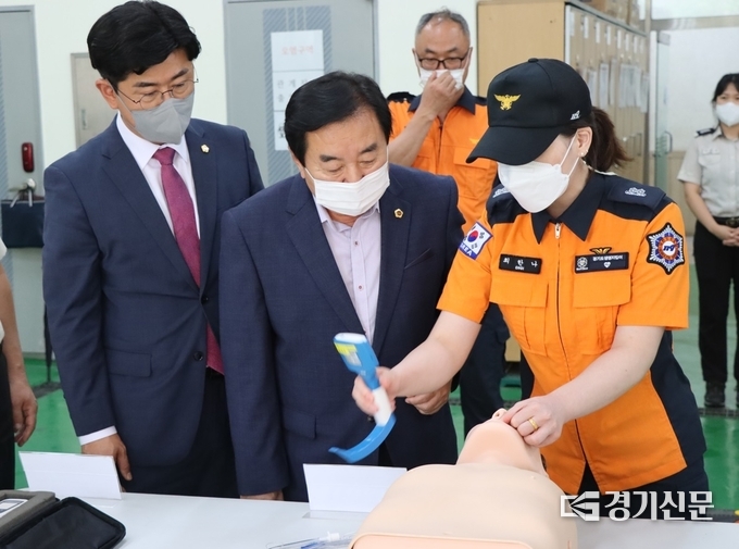 김성남, 윤충식 경기도 의원들이 심폐소생술 교육용 더미 시연을 보고 있다. (사진=포천소방서 제공)