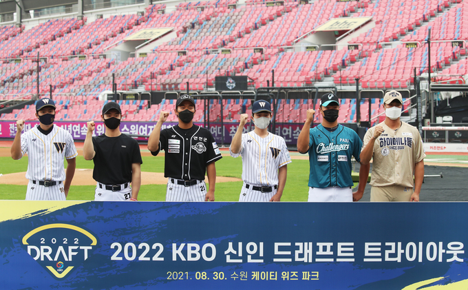 한국야구위원회가 다음 달 1일까지 해외 출신 및 고교·대학 중퇴 선수를 대상으로 2023 신인 드래프트 참가 신청을 받는다. 사진은 지난 해 치러진 2022 KBO 신인 드래프트 트라이아웃 모습. (사진=연합뉴스)