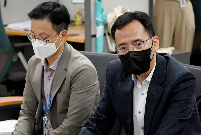 13일 오전 조인권 인천시 일자리경제본부장(오른쪽)이 시청 기자실에서 인천e음과 관련한 질문에 답하고 있다. ( 사진 = 인천시 제공 )