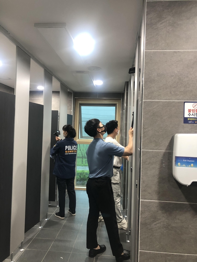 파주도시관광공사와 경찰이 관광지 화장실 몰카 점검을 하고 있다.(사진=파주도시관광공사 제공)
