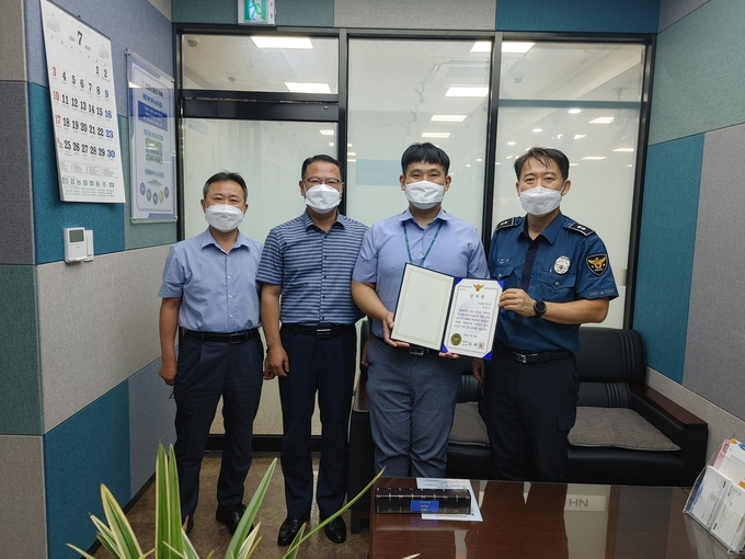 남양주북부경찰서는 보이스피싱 범죄 의심 신고를 통해 현금 6,900만원 피해를 막은 진접농협 양지지점 직원에게 지난 12일 감사장을 수여했다.(사진=남양주북부경찰서 제공)
