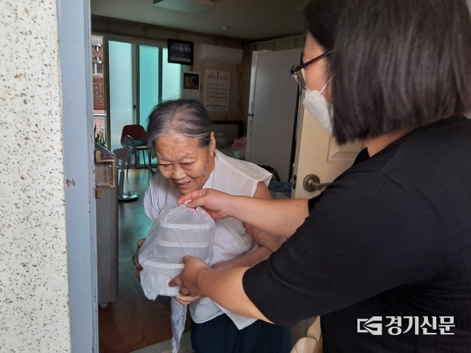  매탄1동 행정복지센터에서 초복을 맞아 독거노인들에게 삼계탕을 전달하고 있다. (사진=정창규 기자)