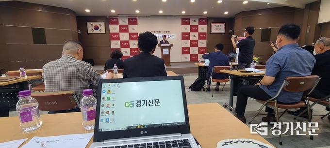 포천시청 3층 대회의실에서 백영현 포천시장의 취임 후 첫 기자회견이 열리고 있다. (사진=문석완 기자)