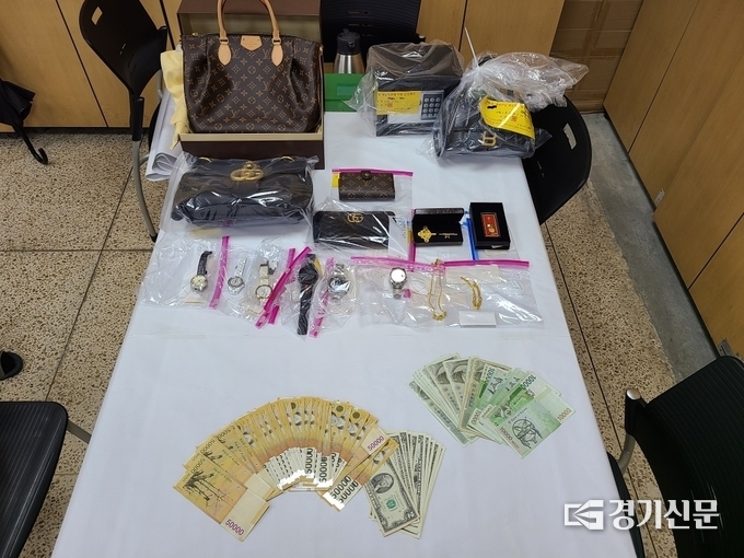 압류한 명품백들과 현금. (사진=포천시 제공)