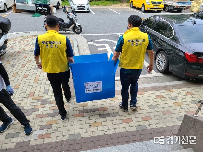 포천시 체납기동징수단이 가택수색을 통해 압류한 물품을 옮기고 있다. (사진=포천시 제공)