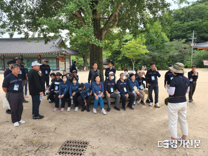 포천시산림조합 신규가입 조합원들이 실습교육을 위한 안내를 강사로 부터 받고 있다. (사진=포천시산림조합 제공)