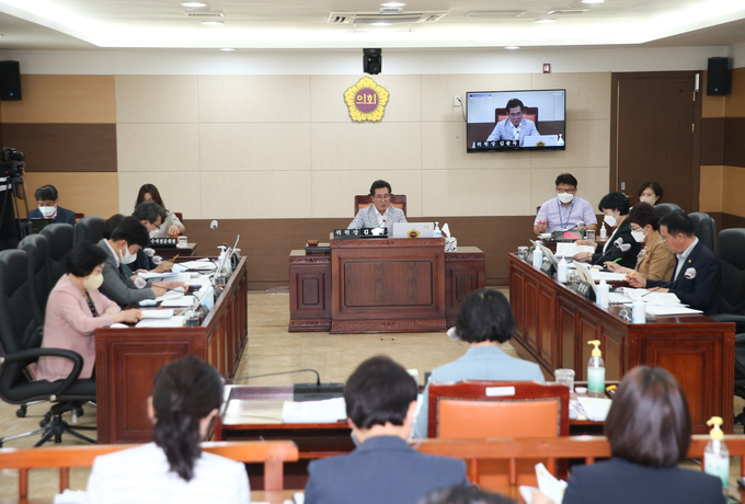 14일 오전 인천시의회 문화복지위원회가 인천시사회서비스원 업무보고를 진행하고 있다. ( 사진 = 인천시의회 제공 )