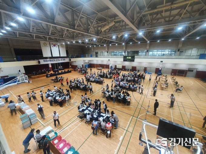 14일 오전 경기도 수원시 보훈재활체육센터 종합체육관에서 열린 '안산시장선거 선거소청 검증'에서 관계자들이 재검표를 하고 있다. (사진=정창규 기자)