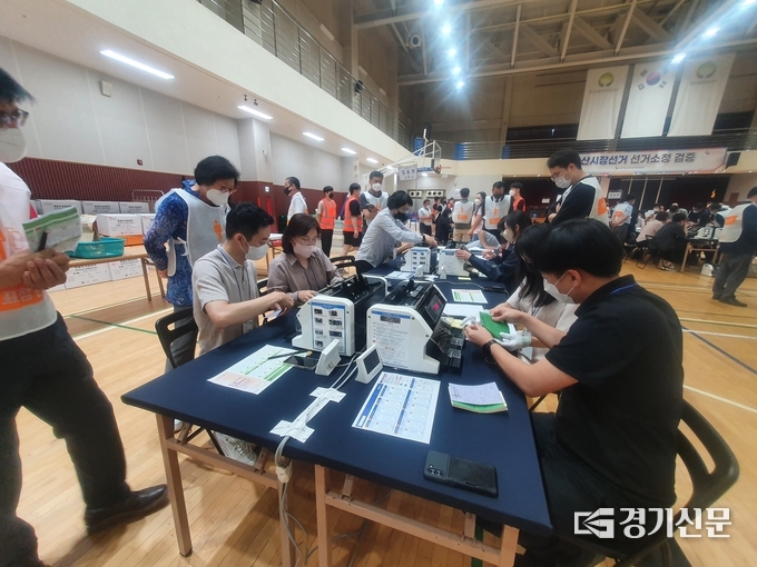14일 오전 경기도 수원시 보훈재활체육센터 종합체육관에서 열린 '안산시장선거 선거소청 검증'에서 관계자들이 재검표를 하고 있다. (사진=정창규 기자)